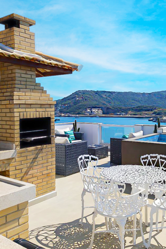 Terraço com piscina, churrasqueira com vista para o mar